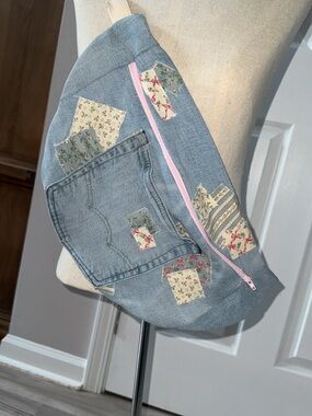 Light Blue Denim Women’s Jeans Belt Bag with Pink Zipper